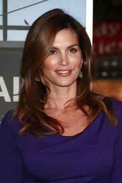 Cindy Crawford 48 yaşında çırılçıplak poz verdi