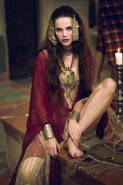 Tuğçe Kazaz dövmelerini sildirdi