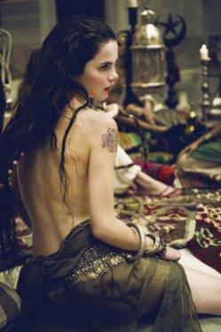 Tuğçe Kazaz dövmelerini sildirdi