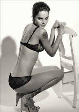 Tuğçe Kazaz dövmelerini sildirdi