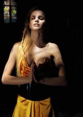 Tuğçe Kazaz dövmelerini sildirdi