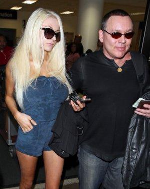 Çocuğu yaşındakilerle aşk yaşayan ünlüler