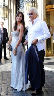 Çocuğu yaşındakilerle aşk yaşayan ünlüler