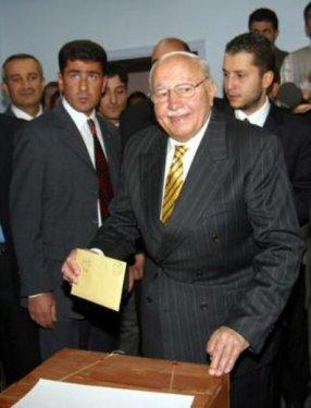 Necmettin Erbakan'ın anılarından kitap çıkarıldı