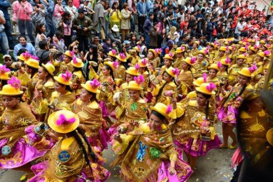 Bolivya karnavalı kana bulandı