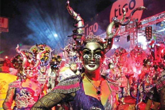 Bolivya karnavalı kana bulandı