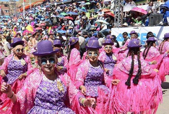 Bolivya karnavalı kana bulandı