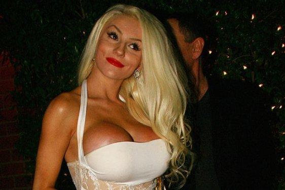 Courtney Stodden sahili birbirine kattı