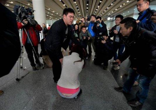 Kaybolan Malezya uçağındaki yolcuların yakınları endişeyle bekliyor