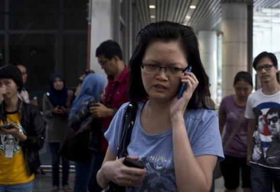 Kaybolan Malezya uçağındaki yolcuların yakınları endişeyle bekliyor