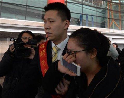 Kaybolan Malezya uçağındaki yolcuların yakınları endişeyle bekliyor