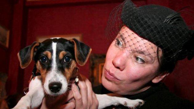 İngiltere'de bir kadın köpeğiyle evlendi