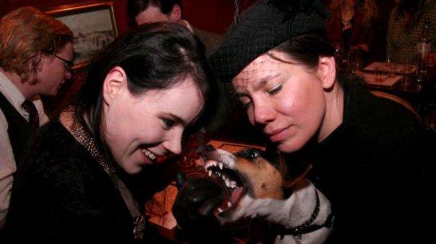 İngiltere'de bir kadın köpeğiyle evlendi