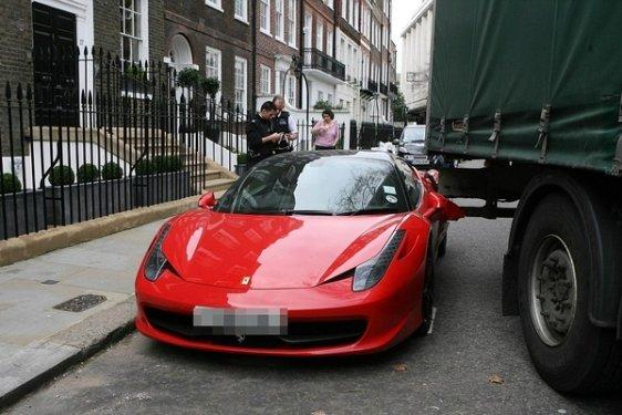 İngiltere'de tırın çarptığı Ferrari'den görüntüler