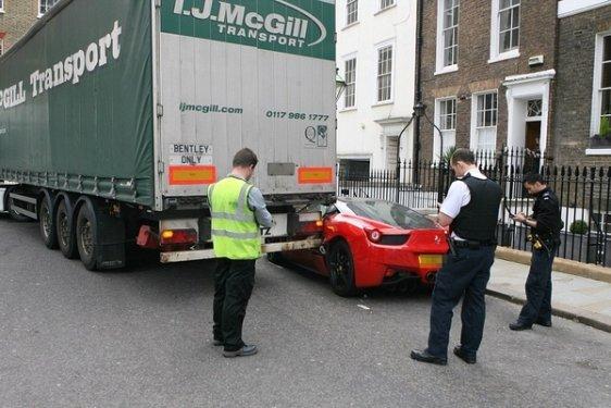 İngiltere'de tırın çarptığı Ferrari'den görüntüler
