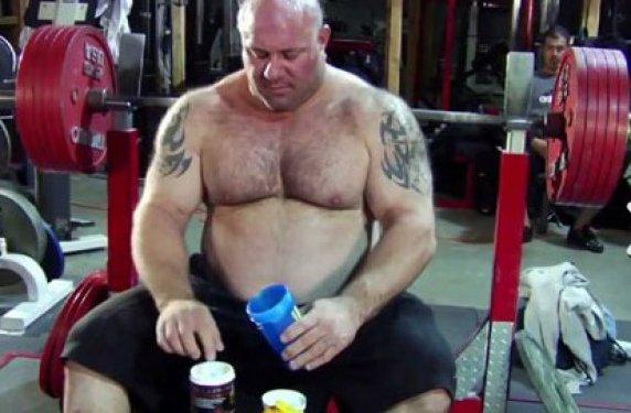 Scott Mendelson kaldırdığı ağırlık kadar vücudu da şaşırttı