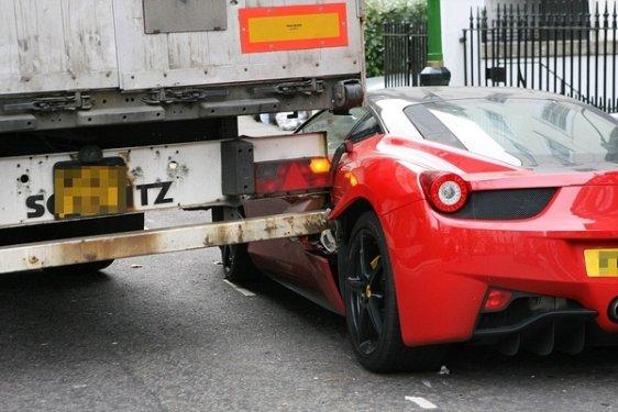 İngiltere'de tırın çarptığı Ferrari'den görüntüler