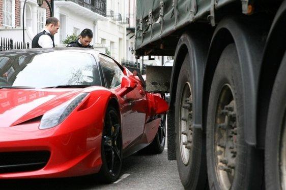 İngiltere'de tırın çarptığı Ferrari'den görüntüler