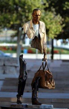 Bruno Catalano'nun eksik heykel çalışması