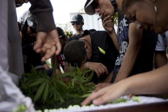 Onların işi ölülerle