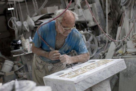 Onların işi ölülerle