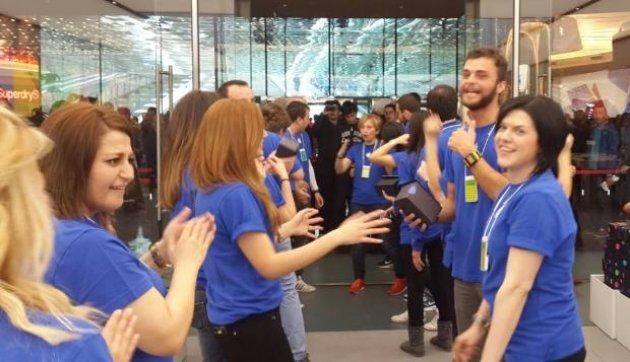 Apple Store'un Zorlu Center'daki mağazası bugün açıldı