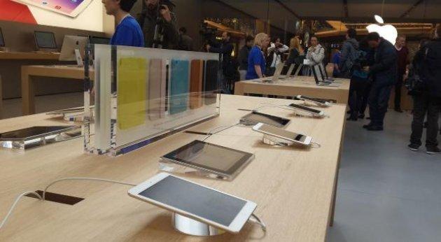 Apple Store'un Zorlu Center'daki mağazası bugün açıldı