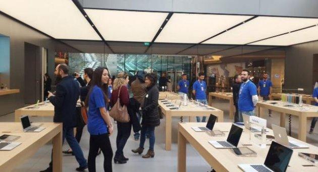 Apple Store'un Zorlu Center'daki mağazası bugün açıldı
