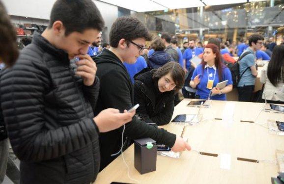 Apple Store'un Zorlu Center'daki mağazası bugün açıldı