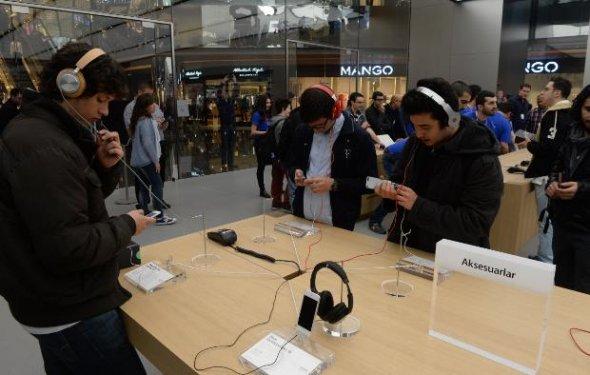 Apple Store'un Zorlu Center'daki mağazası bugün açıldı