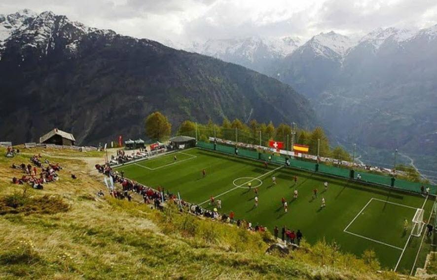 Dünyanın en ilginç futbol sahaları