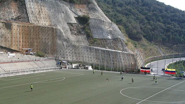 Dünyanın en ilginç futbol sahaları