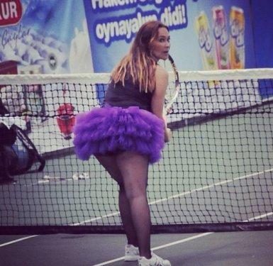 Hülya Avşar'dan kortta tütü etek şovu