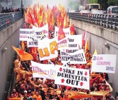 Galatasaraylı taraftarlar TFF binasına yürüdü