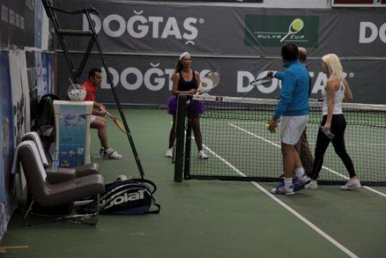 Hülya Avşar'dan kortta tütü etek şovu