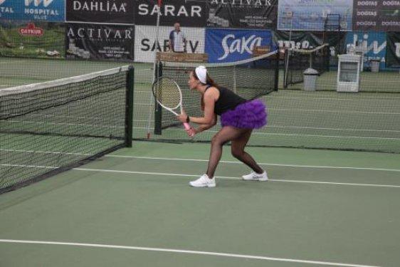 Hülya Avşar'dan kortta tütü etek şovu