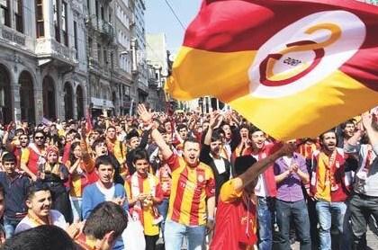 Galatasaraylı taraftarlar TFF binasına yürüdü