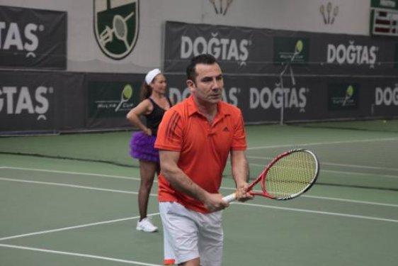 Hülya Avşar'dan kortta tütü etek şovu