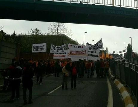 Galatasaraylı taraftarlar TFF binasına yürüdü