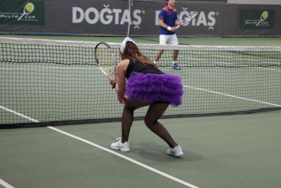 Hülya Avşar'dan kortta tütü etek şovu