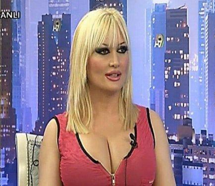 Kedicik Tülay Kumaşçı'dan olay pozlar