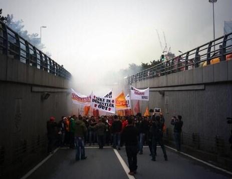 Galatasaraylı taraftarlar TFF binasına yürüdü