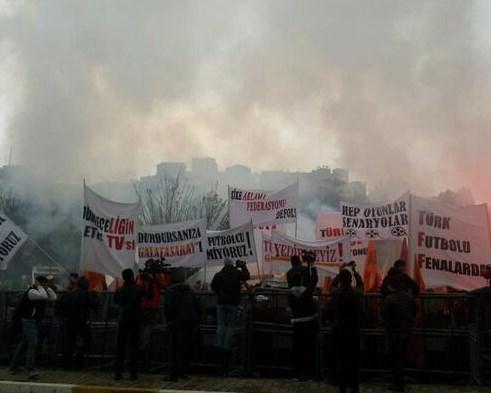 Galatasaraylı taraftarlar TFF binasına yürüdü