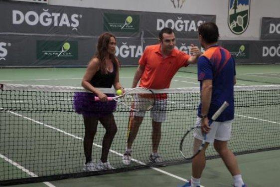 Hülya Avşar'dan kortta tütü etek şovu