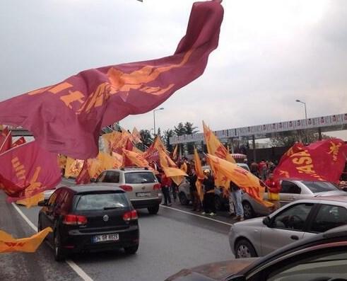 Galatasaraylı taraftarlar TFF binasına yürüdü
