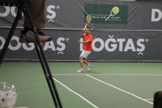 Hülya Avşar'dan kortta tütü etek şovu