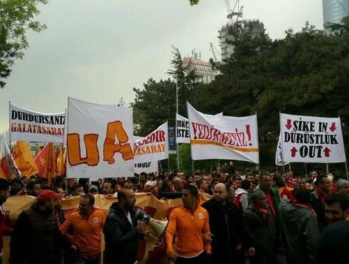Galatasaraylı taraftarlar TFF binasına yürüdü