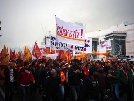 Galatasaraylı taraftarlar TFF binasına yürüdü