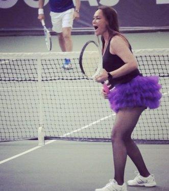 Hülya Avşar'dan kortta tütü etek şovu