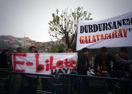 Galatasaraylı taraftarlar TFF binasına yürüdü
